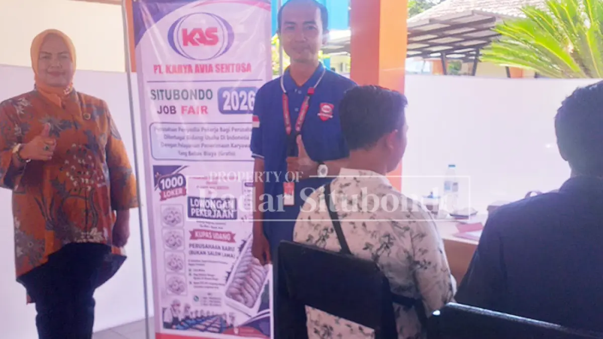 LIHAT CALON KARYAWAN: Direktur PT Karya Avia Sentosa (KAS), Apipah, S.H., M.H., (kiri) didampingi timnya meninjau para peserta yang mengikuti Job Fair di UPT BLK Situbondo, Rabu (5/8). (Ahmad Rifa