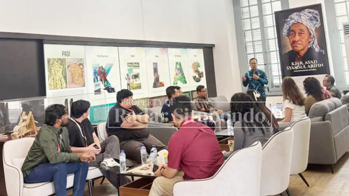 MENGENAL SEJARAH BESUKI: Sejumlah mahasiswa dari berbagai universitas mengikuti kegiatan pembelajaran tentang sejarah Besuki, Kamis (30/7). (Ahmad Rifa