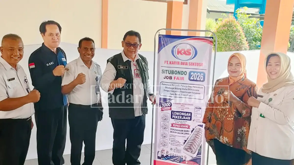 MENYAMBUT TAMU: Direktur PT Karya Avia Sentosa (KAS), Apipah, S.H., M.H., (lima dari kiri) menyambut Kepala Disnaker dan Transmigrasi Prov Jatim, Sigit Priyanto, S.T., M.M., (empat dari kiri), didampingi Kepala UPT BLK Situbondo, Bahtiar Santoso, S.Sos., M.M., (paling kiri) menghadiri Job Fair di UPT BLK Situbondo, Rabu (5/8). (Ahmad Rifa