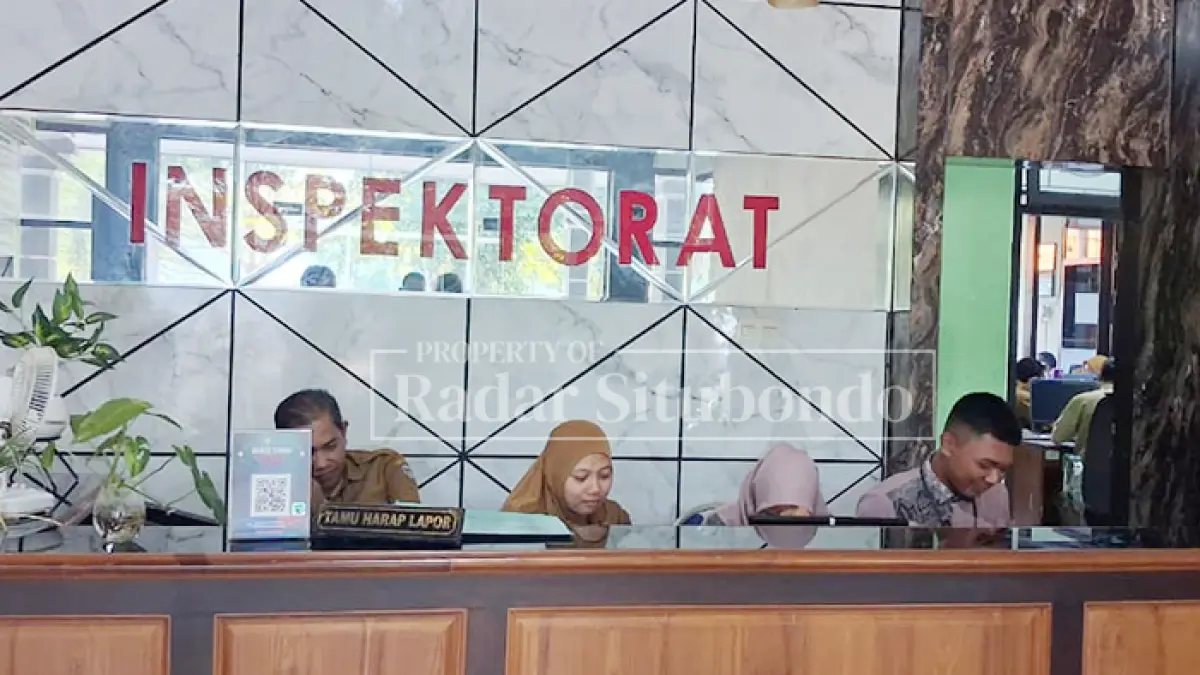 RUANG PELAYANAN: Sejumlah pegawai di Kantor Inspektorat Kabupaten Situbondo, Rabu (5/8). (Ahmad Rifa