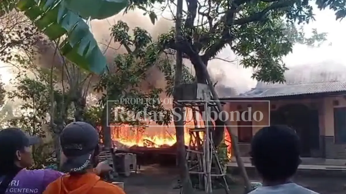 TERBAKAR:Anggota pemadam kebakaran (damkar) memadamkan api di rumah warga Desa Pokaan, Kecamatan Kapongan, Rabu (5/8). (Humaidi/JPRS)