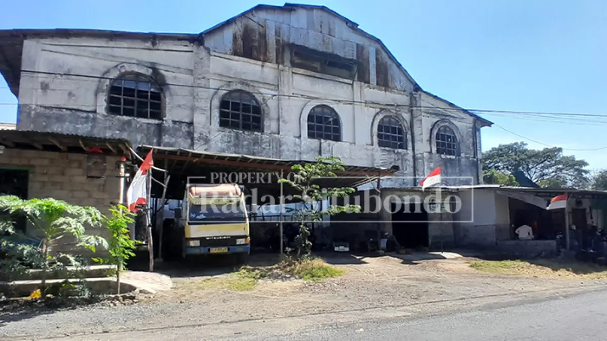 PENINGGALAN BELANDA: Sejumlah warga memperbaiki sepeda motor di selatan Pabrik Gula (PG) Panji, Kamis (6/8). (HUMAIDI/JPRS)
