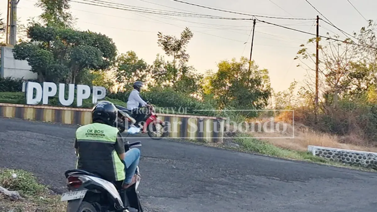 PULANG KERJA: Seorang aparatur sipil negara (ASN) keluar dari pintu masuk Kantor Dinas Pekerjaan Umum dan Penataan Permukiman (PUPP) Kabupaten Situbondo, belum lama ini. (Ahmad Rifa