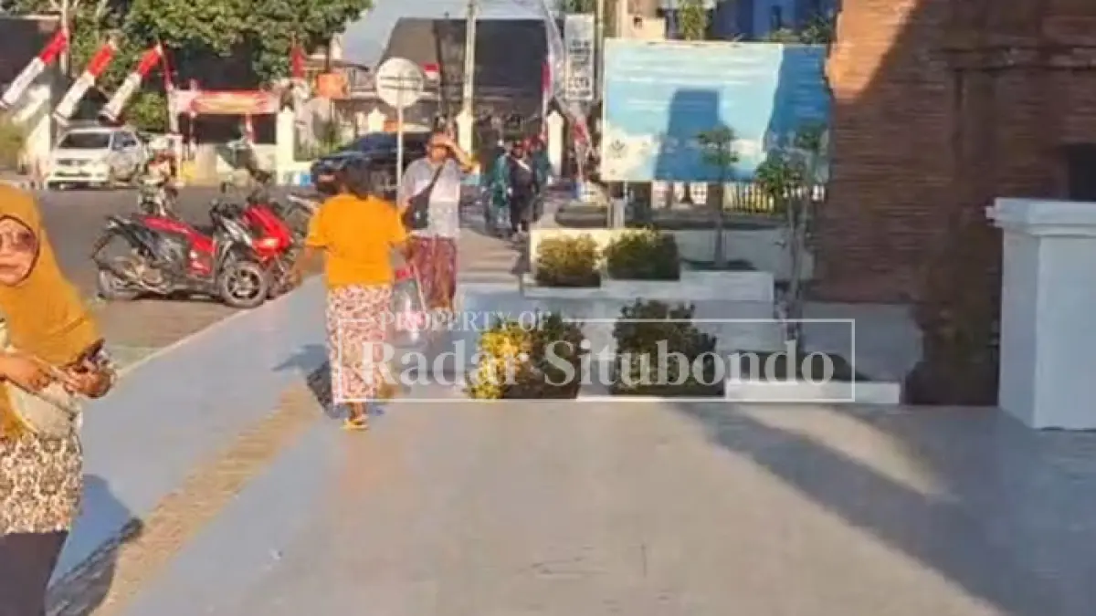 TAK BIJAK: Seorang perempuan mengambil air bersih menggunakan galon di kawasan Alun-alun Kota Situbondo. (Humaidi/JPRS)