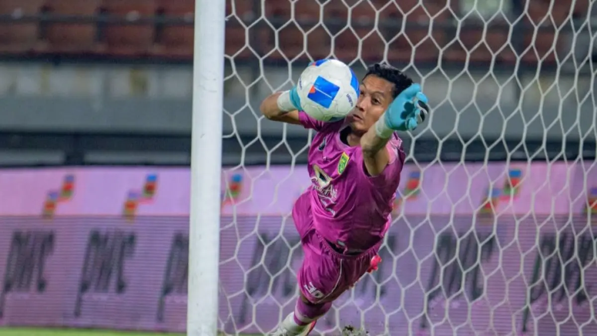 Aksi Reza Arya Pratama saat menjadi penentu gelar juara Persebaya di Piala Presiden 2026. (Instagram/officialpersebaya)
