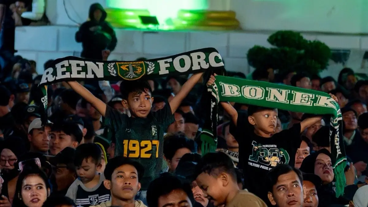 Bonek cilik saat mendukung tim kabanggaan Persebaya Surabaya di Final Piala Presiden 2026. (Instagram/official/persebaya)