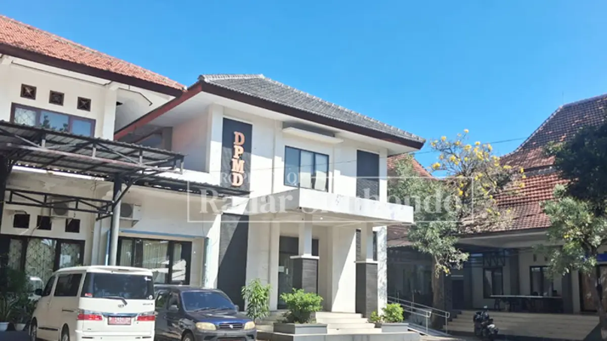 PARKIR DI DEPAN KANTOR: Sejumlah kendaraan terparkir di depan Kantor Dinas Pemberdayaan Masyarakat dan Desa (DPMD) Situbondo, Selasa (28/7). (Ahmad Rifa