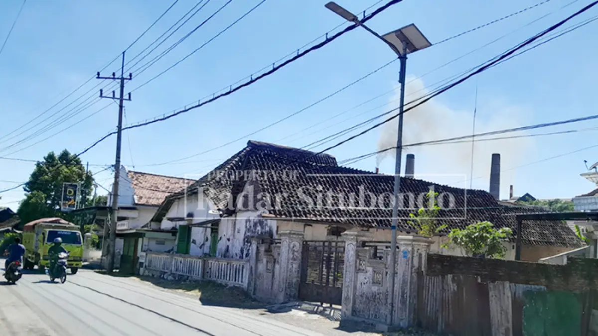 PENINGGALAN BELANDA: Cerobong asap milik Pabrik Gula (PG) Panji tampak mengeluarkan asap tebal, Jumat (7/8). (HUMAIDI/JPRS)
