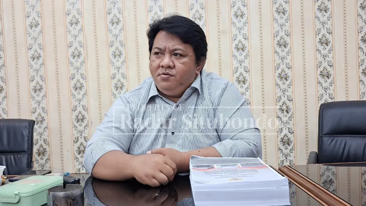 SEHARUSNYA DIPERHATIKAN: Sekretaris Komisi III DPRD Situbondo, Arifin diwawancarai di Kantor DPRD Situbondo, beberapa waktu lalu. (Ahmad Rifa