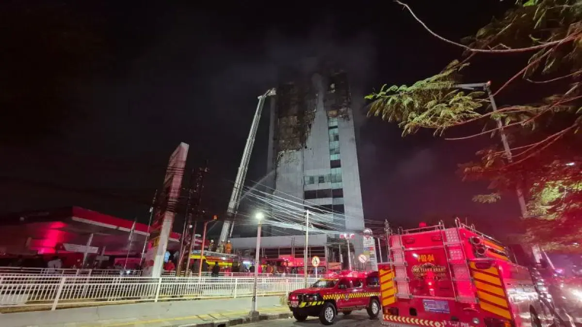 Petugas pemadam kebakaran berupaya memadamkan api yang berkobar di Gedung Bapenda DKI, Jalan Abdul Muis, Jakarta Pusat, Sabtu dini hari (8/8/2026). (ANTARA)