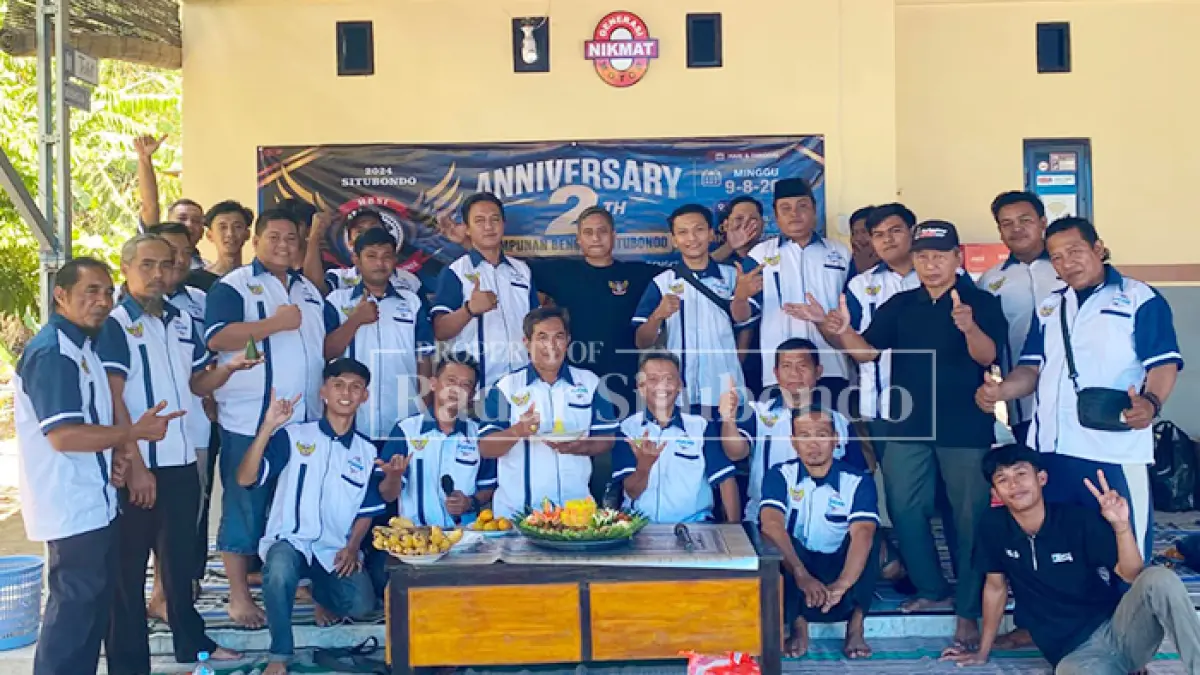 ABADIKAN MOMEN: Pemilik bengkel yang tergabung dalam HBSI foto bareng di bengkel generasi nikmat motor (GNM) Dusun Krajan, Desa Sumberkolak, Kecamatan Paanarukan, Minggu (9/8). (HUMAIDI/JPRS)

