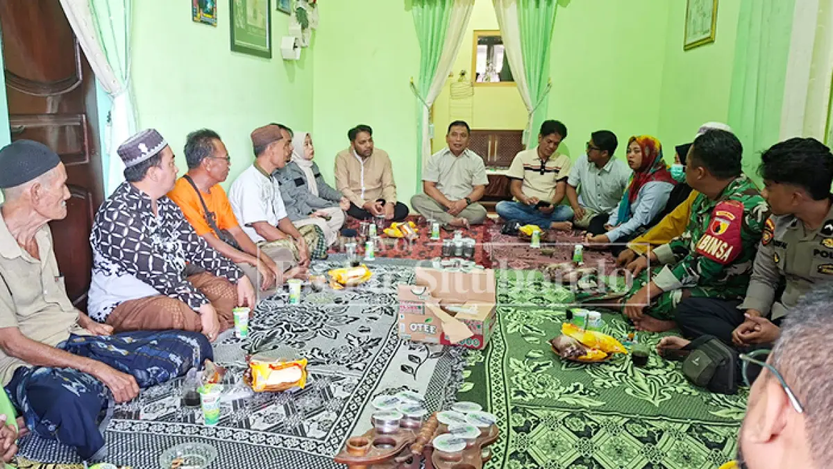 SOSIALISASI: Anggota DPRD Provinsi Jawa Timur H. Yoyok Mulyadi ngobrol santai bersama puluhan warga, di rumah Hermanto, tokoh masyarakat Desa Sumberwaru, Kecamatan Banyuputih, Minggu (9/8). (HUMAIDI/JPRS)
