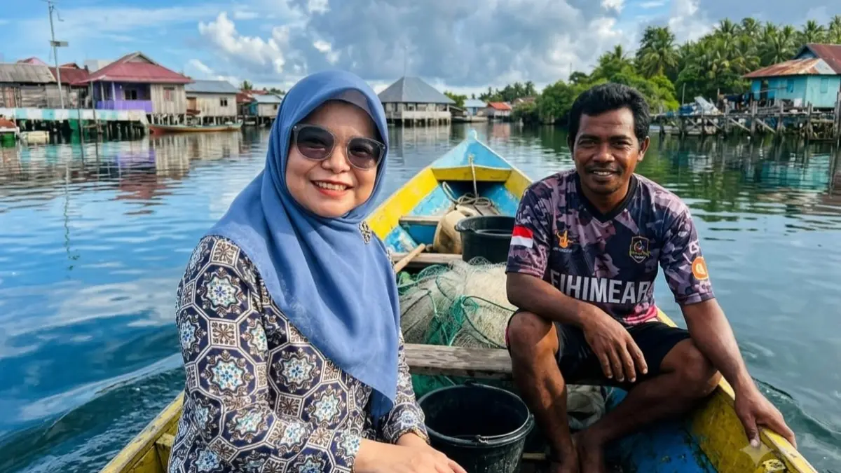 Wa Ode Sitti Rahmatiah Jufri atau akrab disapa Titin, Mantri BRI Unit Wangi-Wangi, Kantor Cabang BRI Baubau, yang bertugas mengawal literasi dan inklusi keuangan masyarakat di sembilan desa di Pulau Kaledupa, Kepulauan Wakatobi. 