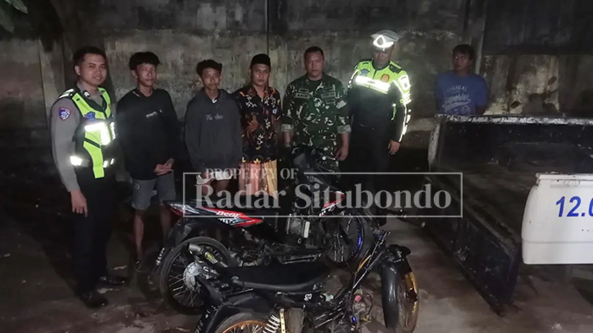 BIKIN RESAH: Dua pemuda pelaku aksi balap liar diamankan oleh anggota Satlantas Polres Situbondo, Minggu malam (9/8). (HUMAIDI/JPRS)
