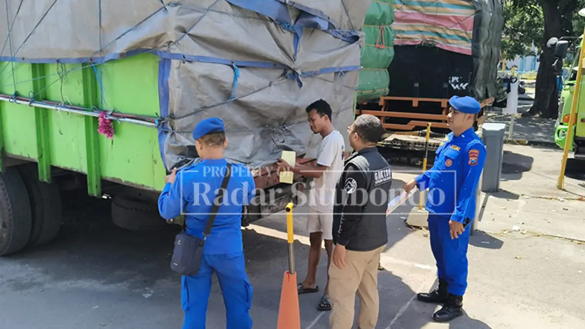 DIJAGA KETAT: Anggota Satpolairud melakukan proses pemeriksaan penumpang kapal di Pelabuhan Jangkar, Sabtu lalu (9/8). (HUMAIDI/JPRS)
