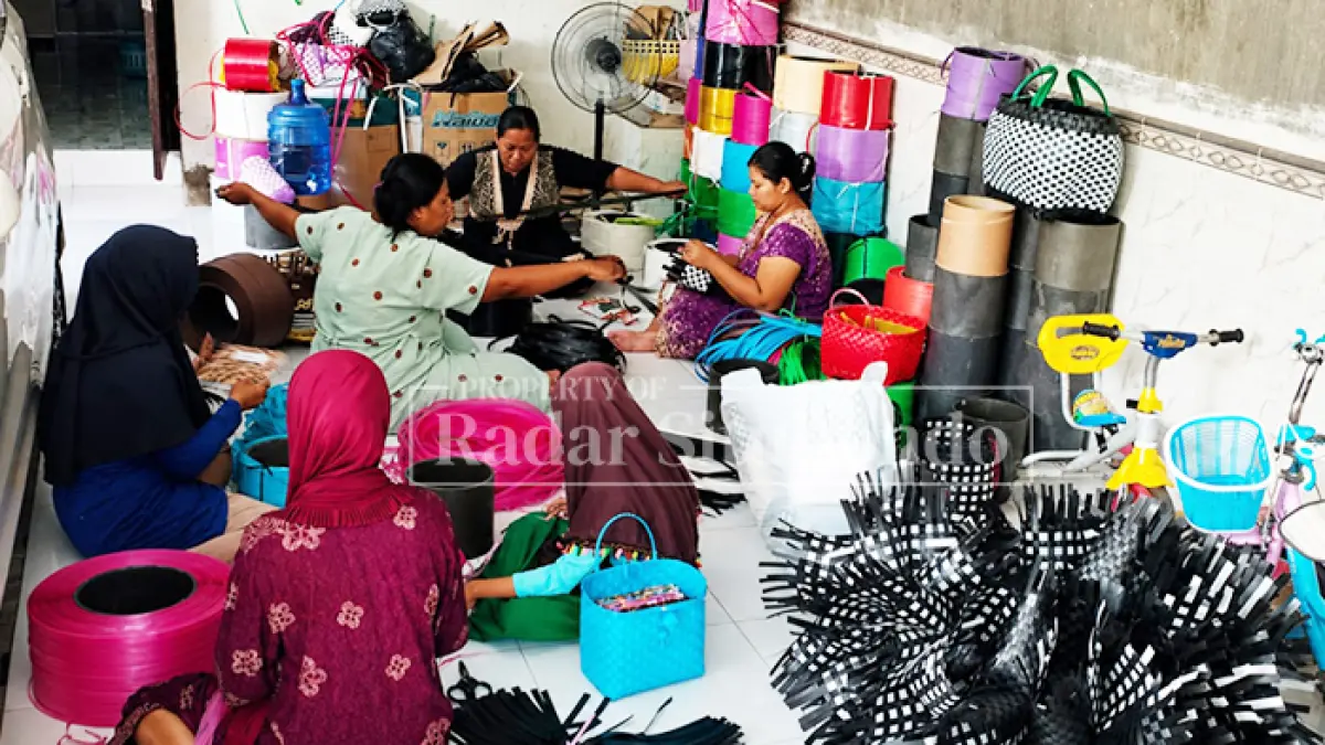 KERAJINAN TANGAN: Sejumlah karyawan mengerjakan tas anyaman berbahan plastik di Desa Sumberkolak, Kecamatan Panarukan, Senin (10/8). (Ahmad Rifa
