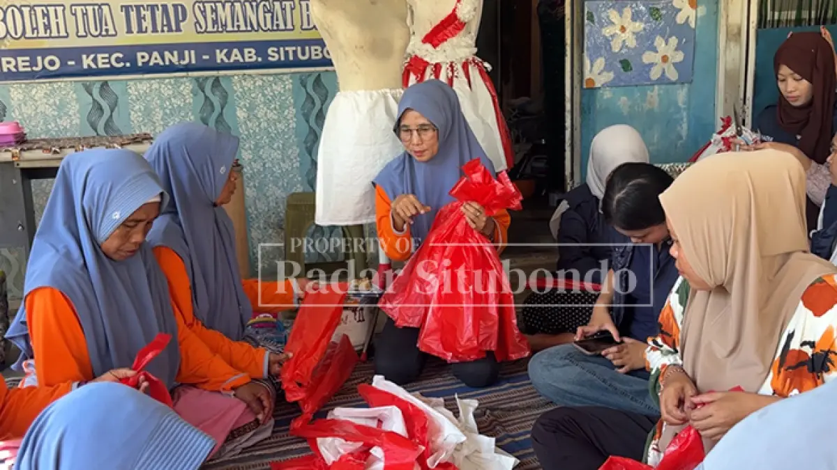 MOMEN KEMERDEKAAN: Sejumlah wanita lansia sibuk membuat busana dari kresek bekas di bank sampah yang ada di Desa Ardirejo, Kecamatan/Kota Situbondo, Senin (10/8). (HUMAIDI/JPRS)

