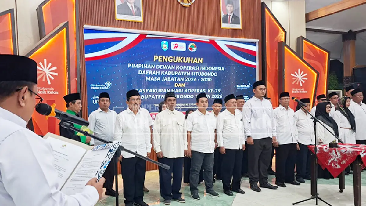 TERIMA BENDERA: Zulfikar Purnama Rahman (Mas Oki) dilantik sebagai Ketua Dewan Koperasi Indonesia Daerah (Dekopinda) Situbondo periode 2026–2030 di Pendapa Rakyat Situbondo, Minggu (9/8) malam. (Ahmad Rifa