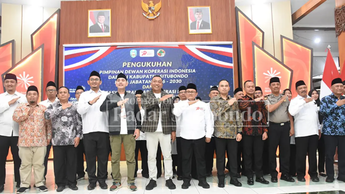 FOTO BERSAMA BUPATI RIO: Zulfikar Purnama Rahman atau yang kerap disapa Mas Oki resmi terpilih sebagai Ketua Dewan Koperasi Indonesia Daerah (Dekopinda) Situbondo periode 2026–2030. Ke depan, dia akan mengambil langkah untuk mengembangkan koperasi dengan merangkul para pelaku usaha mikro, kecil, dan menengah (UMKM).
