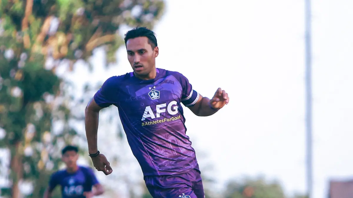Aksi Ezra Walian saat TC di Solo bersama Persik Kediri. (Instagram/persikofficial)