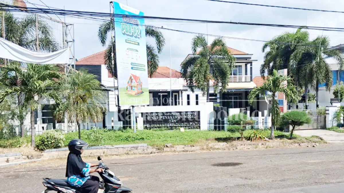 KANTOR PERIZINAN: Kantor Dinas Penanaman Modal dan Pelayanan Terpadu Satu Pintu (DPMPTSP) Situbondo di Jalan PB Sudirman Timur, GOR Baluran, Kelurahan Patokan, Kecamatan Situbondo, Selasa (11/8). (Ahmad Rifa