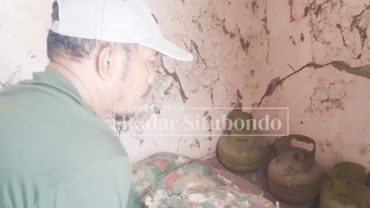 OLAH TKP: Anggota Polsek Banyuputih melakukan olah tempat kejadian perkara (TKP) pencurian di toko Kampung Ranurejo, Desa Sumberanyar, Kecamatan Banyuputih, Selasa (11/8). (HUMAIDI/JPRS)
