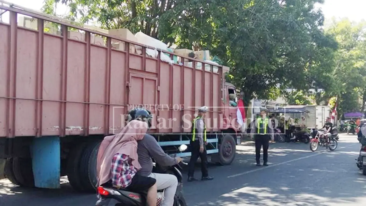 PARKIR LIAR: Anggota Satlantas Polres Situbondo melakukan penertiban parkir liar di pinggir Jalan Diponegoro, Kecamatan/Kota Situbondo, Selasa (11/8). (HUMAIDI/JPRS)
