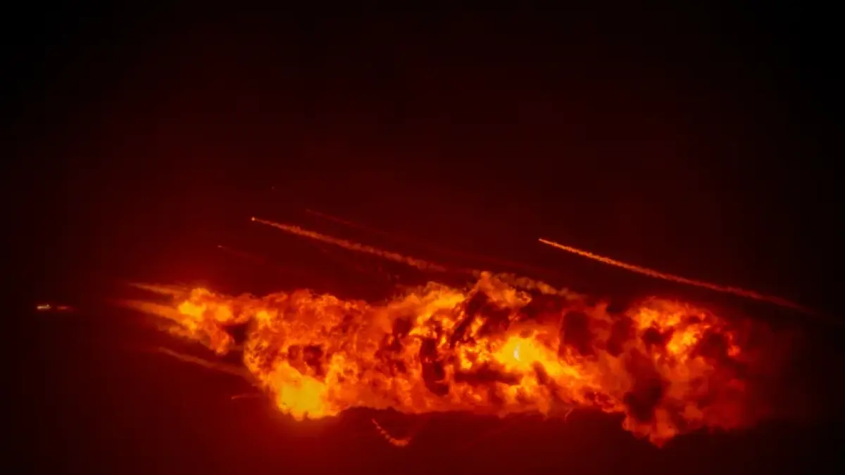 Roket pembawa Long March-7 yang telah dimodifikasi, yang membawa satelit Zhongxing-4B, meledak setelah lepas landas dari Situs Peluncuran Pesawat Luar Angkasa Wenchang di Wenchang, Tiongkok, pada 10 Agustus 2026. (Meng Zhongde/VCG/AP)