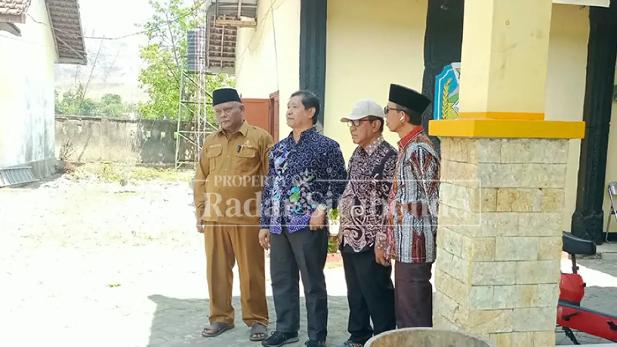TURBA: Anggota Komisi I DPRD Situbondo melakukan kunjungan kerja memastikan kondusifitas Desa Selomukti pasca-PAW, Selasa (11/8). (Ahmad Rifa