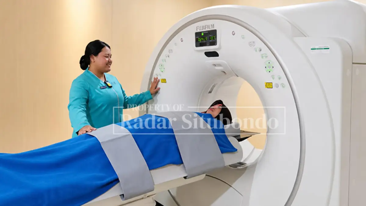 UJI COBA: Salah satu dokter RS Elizabeth mengoprasikan CT Scan untuk mengetahui gambaran detail bagian dalam tubuh pasien, Selasa (11/8). (HUMAIDI/JPRS)
