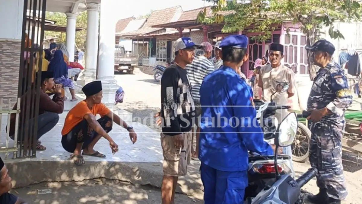 BERDUKA: Anggota Satpolairud Polres Situbondo mengunjungi rumah duka, alm. Mattasin, 62, warga Kampung Gedang, Desa Pesanggrahan, Kecamatan Jangkar, Selasa lalu (11/8). (HUMAIDI/JPRS)
