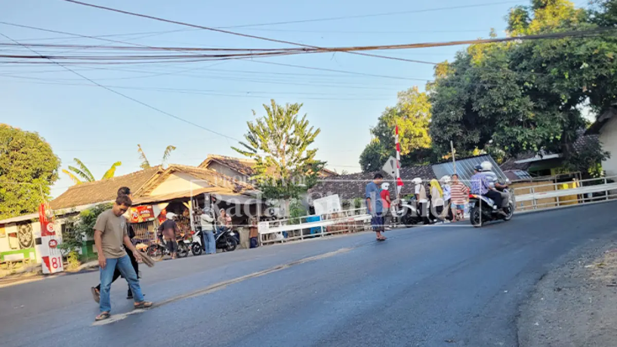 BIKIN RESAH: Sejumlah warga membersihkan tumpahan solar di simpang tiga Jalan Desa Sumberkolak, Kecamatan Panarukan, Rabu (12/8). (HUMAIDI/JPRS)
