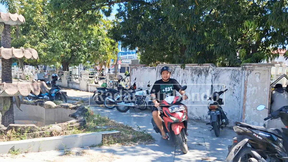 PARKIR: Sejumlah sepeda berjejer di depan Gedung Olahraga (GOR) Serbaguna yang menjadi lokasi Event Market Festival Thrifting, Rabu (12/8). (Ahmad Rifa