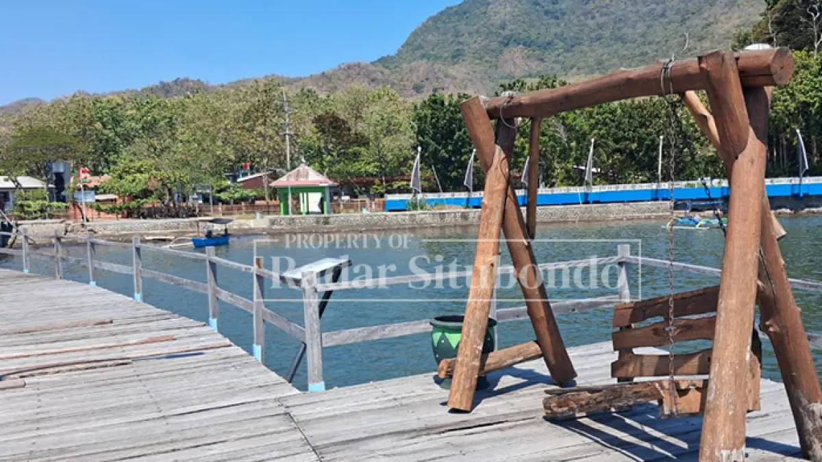 TAK TERAWAT: Salah satu fasilitas ayunan berbahan kayu di kawasan wisata Kampung Kerapu yang tampak tidak terawat dan belum diperbaiki, di jalur Pantura, Dusun Gundil, Desa Klatakan, Kecamatan Kendit, Rabu (12/8). (Ahmad Rifa