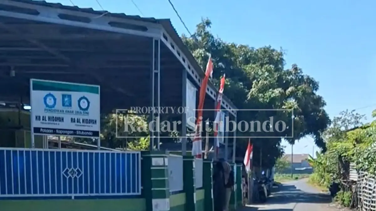 TIRAK DIMINATI: Seorang wali murid berada di pintu gerbang untuk melihat aktivitas anaknya di area TK Al Hidayah, Desa Pokaan, Kecamatan Kapongan, Rabu (12/8). (Ahmad Rifa
