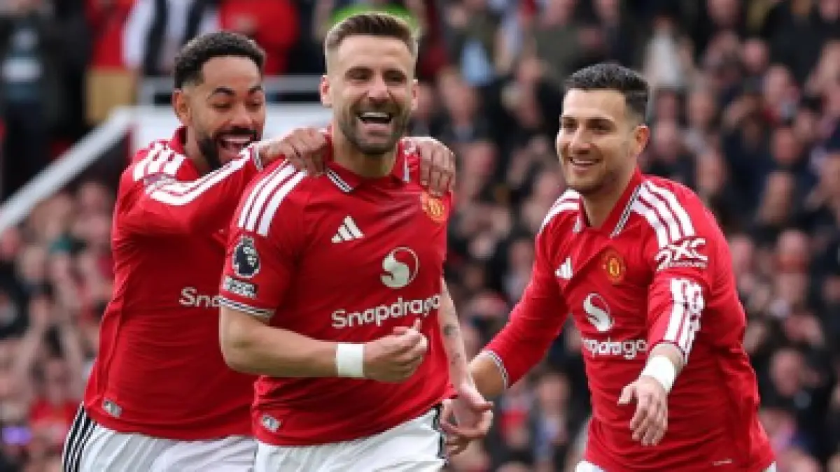 BELUM CUKUP: Luke Shaw dinilai belum cukup mengisi bek kiri Manchester United (Manchester United)
