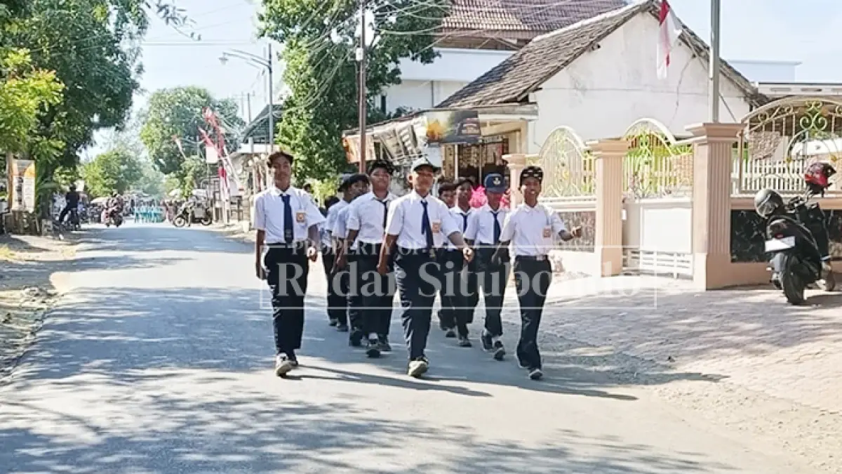 DEMI KESELAMATAN: Sejumlah siswa berlatih gerak jalan di Jalan Pantura, Kecamatan Mlandingan, Situbondo, Selasa (11/8). (Ahmad Rifa