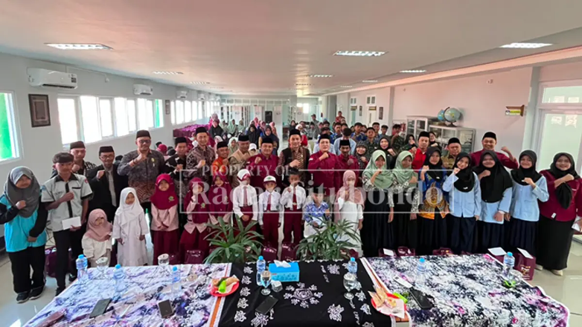 FOTO BERSAMA: Kepala Kemenag Situbondo, Muhammad Mudhofar, memberikan santunan kepada anak yatim di MAN 2 Situbondo, Kamis (13/8).