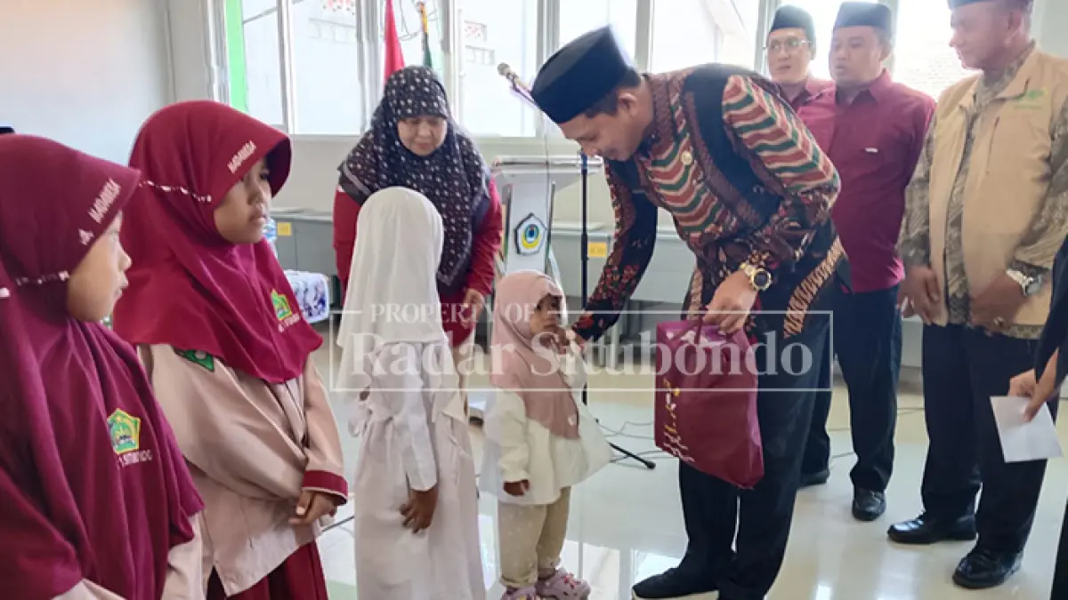 PEDULI: Kepala Kemenag Situbondo, Muhammad Mudhofar, memberikan santunan kepada anak yatim di MAN 2 Situbondo, Kamis (13/8). (Ahmad Rifa