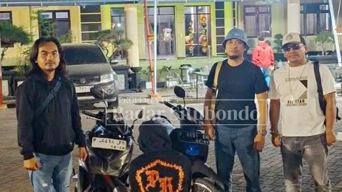 TAK BERKUTIK: FS, 19, digelandang ke Mapolres Situbondo, Rabu lalu (12/8). (HUMAIDI/JPRS)
