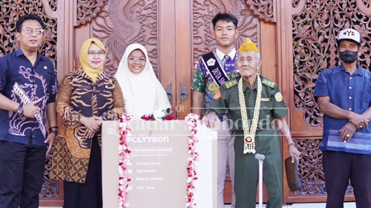 TALI ASIH: SMADA PRIMA menyerahkan bingkisan spesial berupa satu unit mesin cuci kepada Mat Asin. (Ahmad Rifa