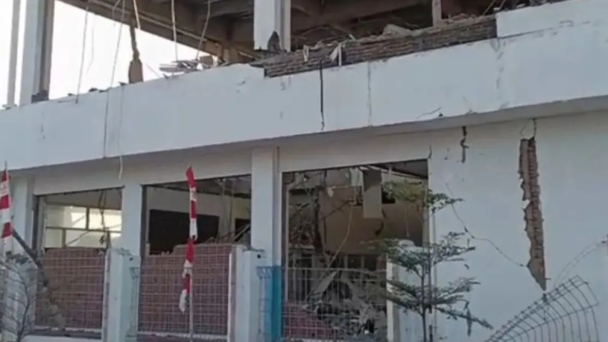 Gedung di Maumere yang ambruk akibat gempa di Mbay Nagakeo. (ANTARA)