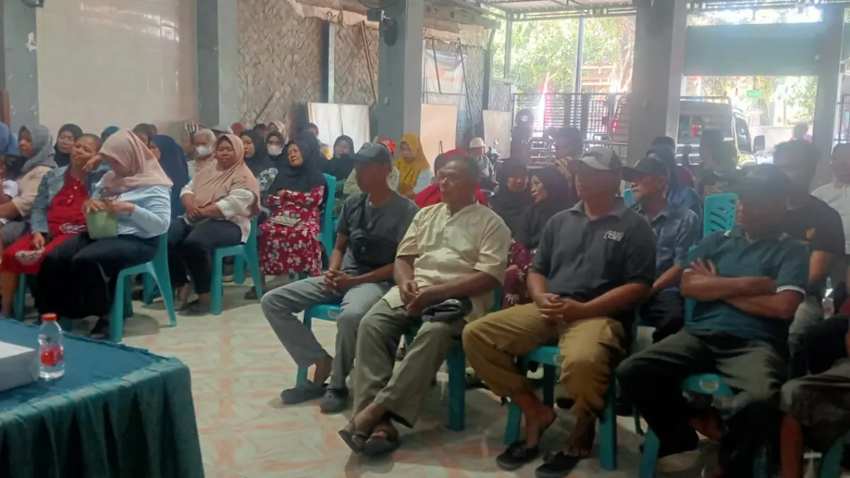 BERBAG: Karyawan Pabrik Gula (PG) Asembagus, menggelar bakti sosial (baksos), Kamis (14/8). Kegiatan kali ini sebanyak 500 peket sembako disalurkan ke enam desa yang terdampak. Itu sebagai wujud tanggung jawab perusahaan yang sudah beroperasi ratusan tahun silam.