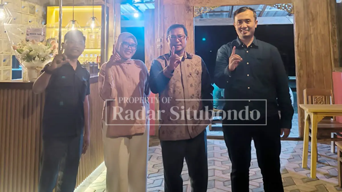 NGOBROL SANTAI: Abah Sulaiman, CEO Beach Forest, (dua dari kiri) menjamu pengunjung beach cafe di kawasan wisata beach forest, Jl. Raya Pasir Putih, Desa Klatakan, Kecamatan Kendit, belum lama ini. (HUMAIDI/JPRS)