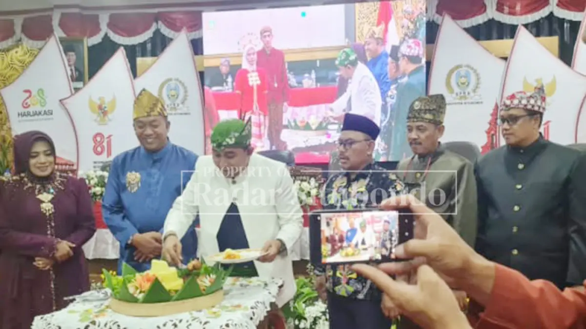 MOMEN SPESIAL: Ketua DPRD Situbondo Mahbub Djunaidi (tiga dari kiri) memotong tumpeng peringatan Harjakasi ke-208 pada Rapat Paripurna di Gedung DPRD Situbondo, Sabtu (15/8). (Ahmad Rifa