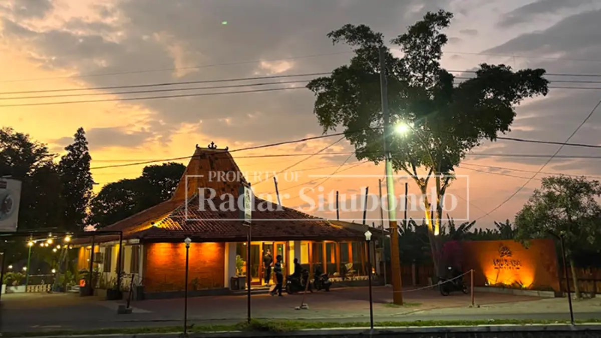 TEMPAT ASYIK NONGKRONG: Suasana Resto Arurasa saat gelap mulai menyapa.