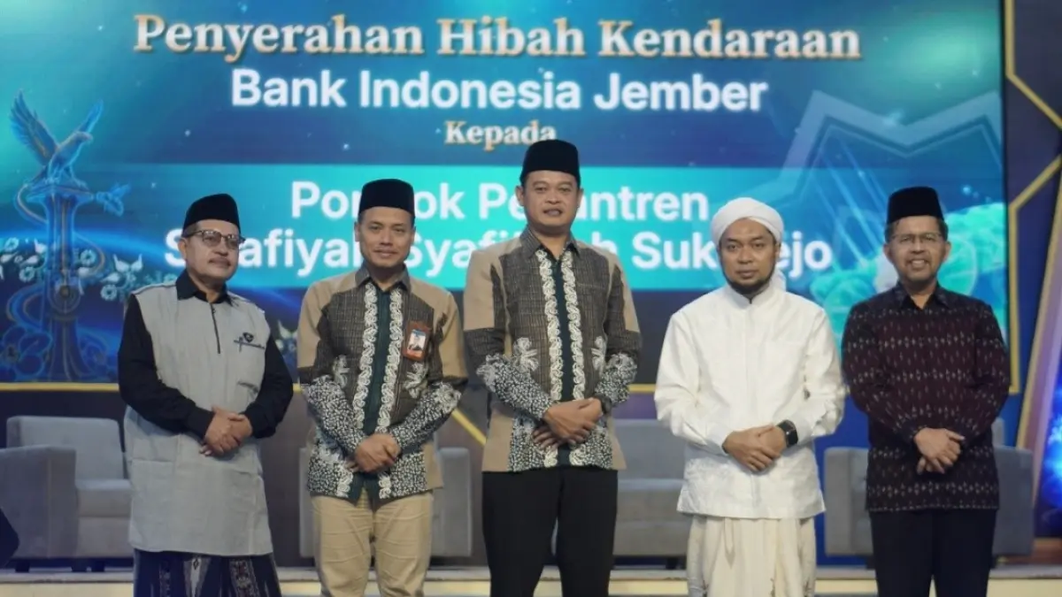 Kepala Perwakilan Bank Indonesia Jember  Iqbal Reza Nugraha (tiga dari kiri) usai menyerahkan hibah kendaraan kepada pengasuh Pondok Pesantren Salafiyah Syafi