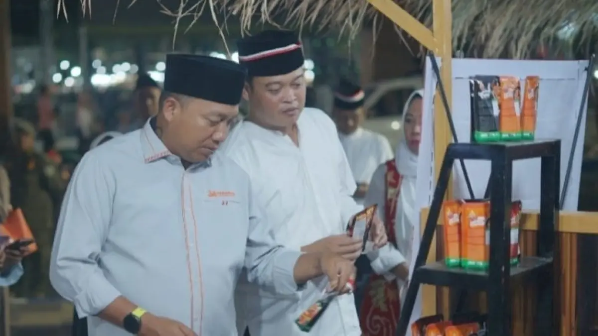 Bupati Situbondo Yusuf Rio Wahyu Prayogo (kiri) bersama Kepala Perwakilan Bank Indonesia Jember  Iqbal Reza Nugraha saat pembukaan acara SAMARA x Pekan QRIS Nasional 2026 pada 14-15 Agustus 2026.