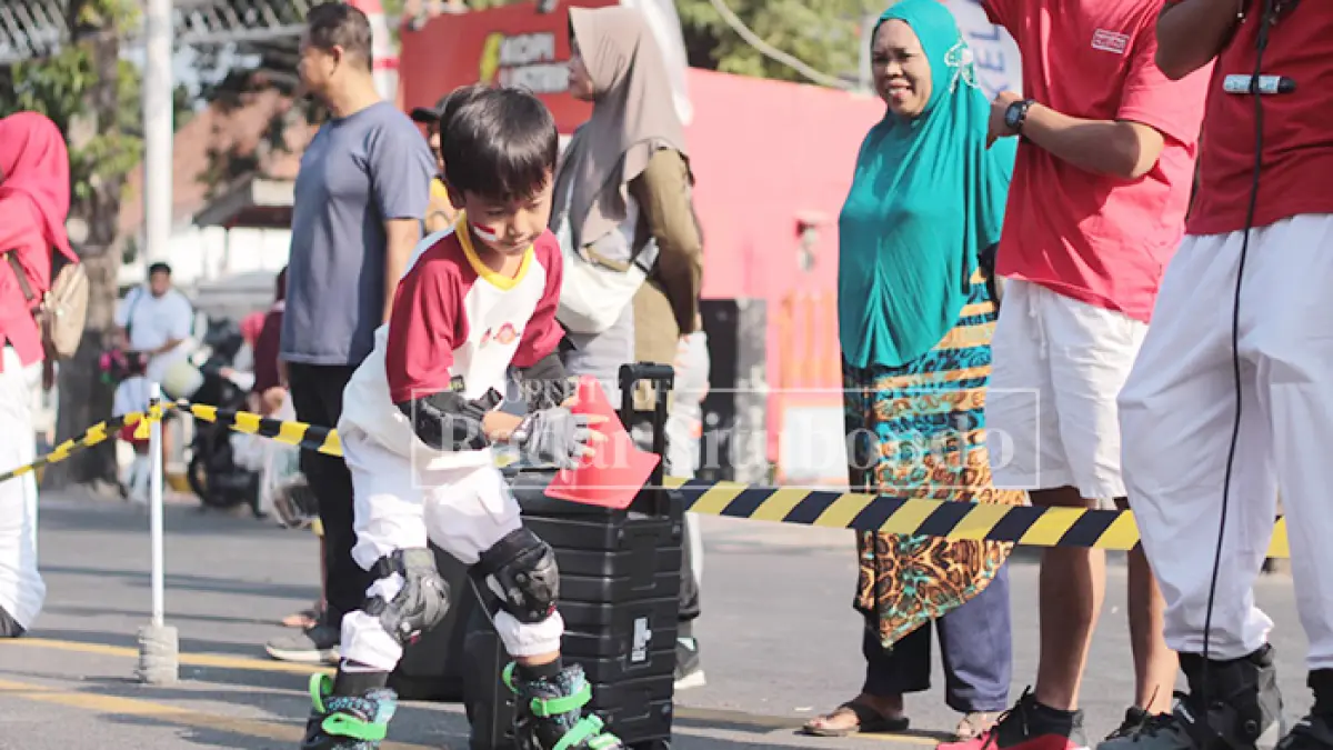 REBUT JUARA: Salah satu calon atlet sepatu roda berseluncur di Jalan Raya Alun-alun Kota Situbondo, Minggu (16/8). (HUMAIDI/JPRS)
