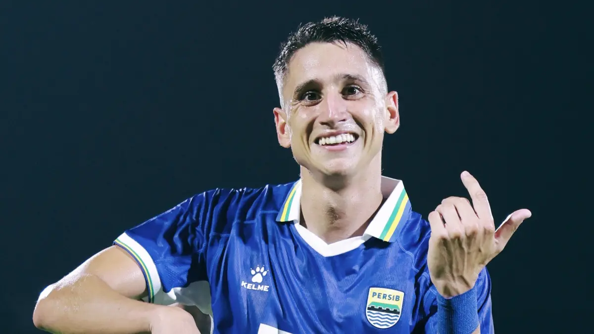 Selebrasi Gesek Biola Luka Menalo. (Instagram/persib)